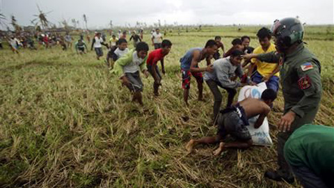 ក្រសួងការពារប្រទេសវៀតណាមបានជួយឧបត្ថម្ភកងទ័ពហ្វីលីពីនដើម្បីជំនះពុះពារផលវិបាកនៃខ្យល់ព្យុះ Haiyan។